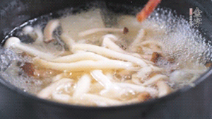 依次放火腿、豆腐，加水大火燒開(kāi)，小火燉煮20分鐘，出鍋前撒上蔥花即可。