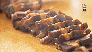 金字醬肉切片。