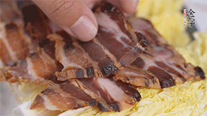 依次擺放娃娃菜和醬肉。
