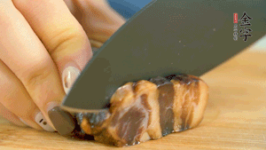 金字風(fēng)味醬肉切成片，上鍋蒸15分鐘。