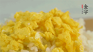 將雞蛋碎、西蘭花碎和放涼的米飯混合，用少許鹽、橄欖油調(diào)味。