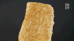 油炸豬皮冷水泡發(fā)，切成菱形。