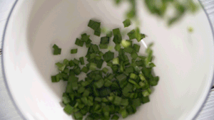 韭菜洗凈，切粒。
