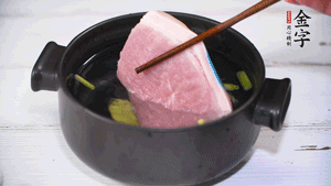 整塊豬肉，加蔥、姜片、料酒焯水。