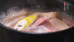 火肉、豬肉加料酒、清水大火煮開后，加入春筍小火慢燉40分鐘，出鍋前撒蔥花即可。