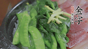 燜好的米飯開(kāi)蓋，放入菜心、荷蘭豆，澆上調(diào)味汁拌勻。