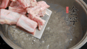 剁成塊狀的排骨洗凈，放入沸騰的鍋中，加姜片汆燙，2分鐘后撈出備用。