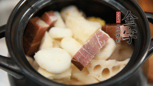 加水沒過食材，加料酒大火煮沸后，再小火燉煮1小時(shí)。（如果沒有砂鍋小火燉煮，用電飯煲的煮湯功能、高壓鍋也是可以的。）
