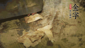 加適量溫水淹沒食材，大火燉至水沸后再小火慢燉1小時(shí)，出鍋前10分鐘加枸杞。（焯過水后的豬蹄不應(yīng)再用涼水，用溫水燉煮更容易軟爛。也可以用高壓鍋或者有煲湯功能的電飯煲，省時(shí)又便于入味。）