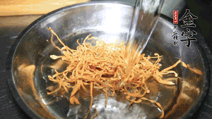 蟲草花用涼水浸泡10分鐘，干香菇溫水泡發(fā)至軟去蒂備用。蓮子、紅棗也可一同清洗干凈。