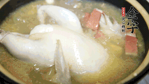 煮沸時加入蟲草花、香菇、紅棗，以料酒調(diào)味繼續(xù)小火燉煮1小時左右。