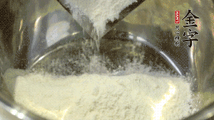 【油皮】1．將油皮材料放入料盆中，緩緩加100ml水，攪拌成雪花片狀。在案板上反復(fù)揉搓成有一定筋度的光潔面團(tuán)，搓成12個(gè)團(tuán)子。