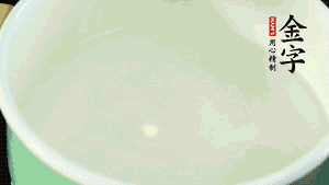 鍋中盛涼水，放入汆燙好的鴿子、火腿片、生姜片。