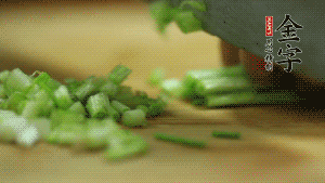 小蔥切成蔥花。