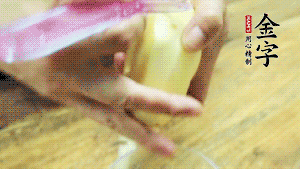 將食材洗凈，茄子、土豆切滾刀塊。