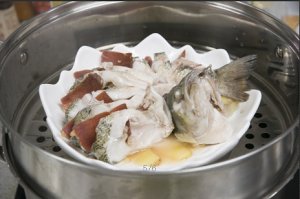 將鱸魚(yú)成花狀擺好，將火腿切片放入各縫隙中，放入鍋中隔水蒸12分鐘拿出，撒上蔥花即可。