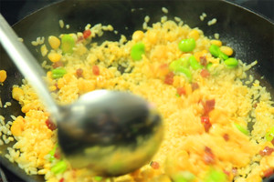 然后加入炒好的食材混合均勻，炒熟即可。出鍋前加少許黑胡椒、鹽和蔥花就可以啦?。?！