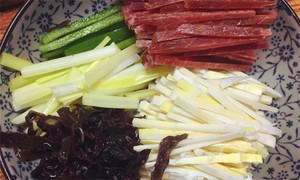 黑木耳泡發(fā)，黑木耳、韭黃、雷筍、青椒切成絲。