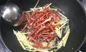 火腿絲、筍絲、黑木耳絲汆水后，瀝干。