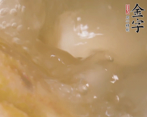 沸騰后撈出蔥結(jié)，小火燉45分鐘，加山藥再燉15分鐘。
