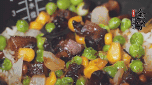 出鍋前加蠔油、生抽調(diào)味，撒點(diǎn)熟白芝麻即可。