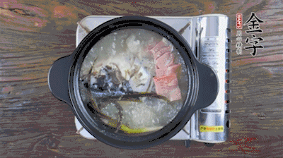 放豆腐、海鮮菇繼續(xù)中小火煮5分鐘。