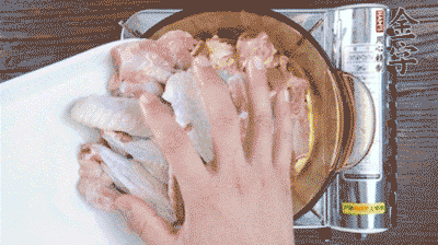 加料酒、蔥姜焯水2分鐘，清洗備用。