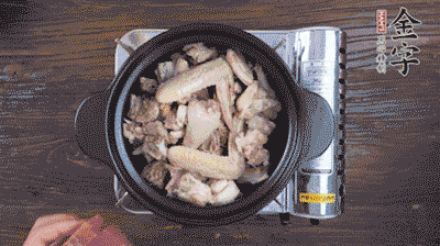將雞肉塊、火腿、料酒、姜一同放入在燉鍋中，加冷水大火煮開后，小火燉煮40分鐘。