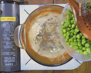 豌豆粒焯水30秒，過(guò)涼水。