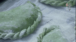 【制作】2.蒸架上墊浸濕的屜布，再放上清明果，大火蒸10~15分鐘，完成，出鍋啦！
