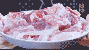 新鮮羊肉冷水入鍋，加姜片、清水焯水，除去血沫。