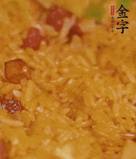 放一撮鹽、生抽少許，倒入炸好的芋頭。最后撒蔥花、蒜末翻炒均勻。