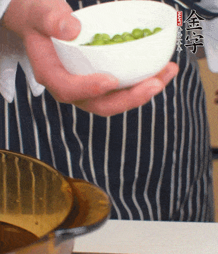 胡蘿卜、豌豆和干花菇焯水。