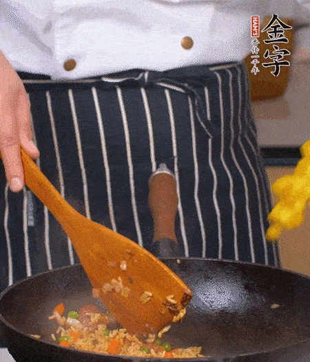 加咖喱塊、少許鹽、白糖調(diào)味，炒至咖喱塊融化后，倒米飯，翻炒至每粒米飯都包裹上咖喱，再放黃椒、青椒粒，出鍋前加菠蘿粒和小蔥翻拌均勻。