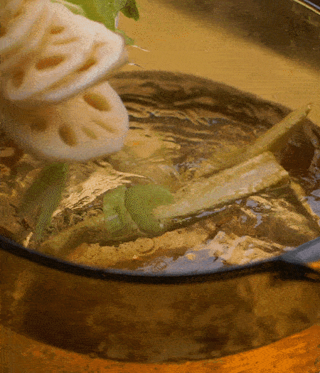 把玉米筍（對半切開）、西芹（切斜片）、蓮藕（切片），放入開水鍋內(nèi)，加點少許鹽、油，汆燙2分鐘。