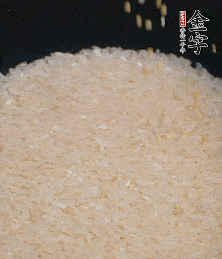 大米和小米一起燜成米飯。