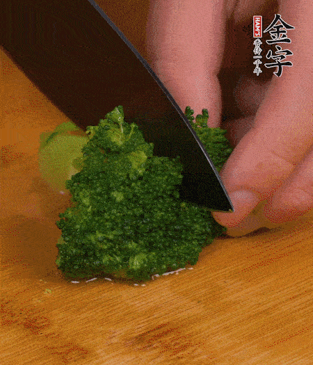 西蘭花用淡鹽水浸泡十幾分鐘后過(guò)開水焯燙熟后撈出。