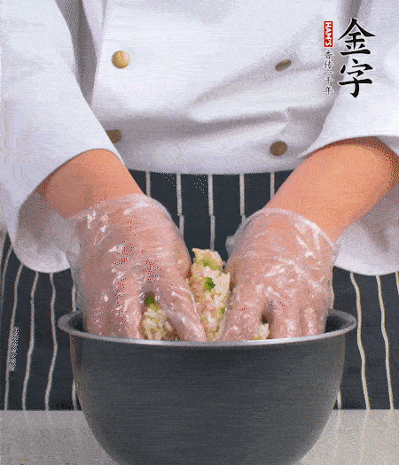 米飯中放西蘭花碎、咸肉丁，加少許黑胡椒、十來(lái)滴橄欖油拌勻。