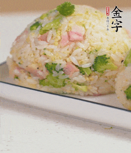拌好的飯攥成飯團(tuán)。