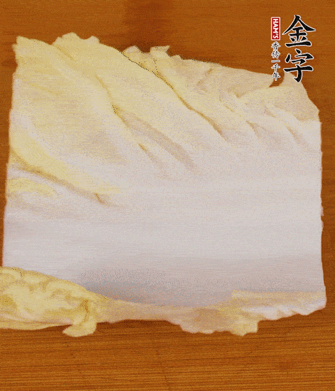 一片白菜一片淡火腿交替疊起，疊個兩三層放進鍋內(nèi)，直到塞滿鍋。