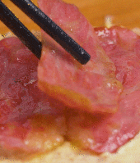 放上火腿、芝士片、生菜，再放一片土司。
