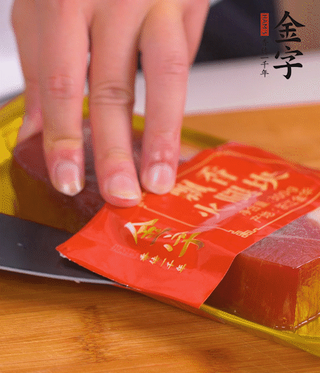金字火腿切片，生姜切絲，蔥白切末。