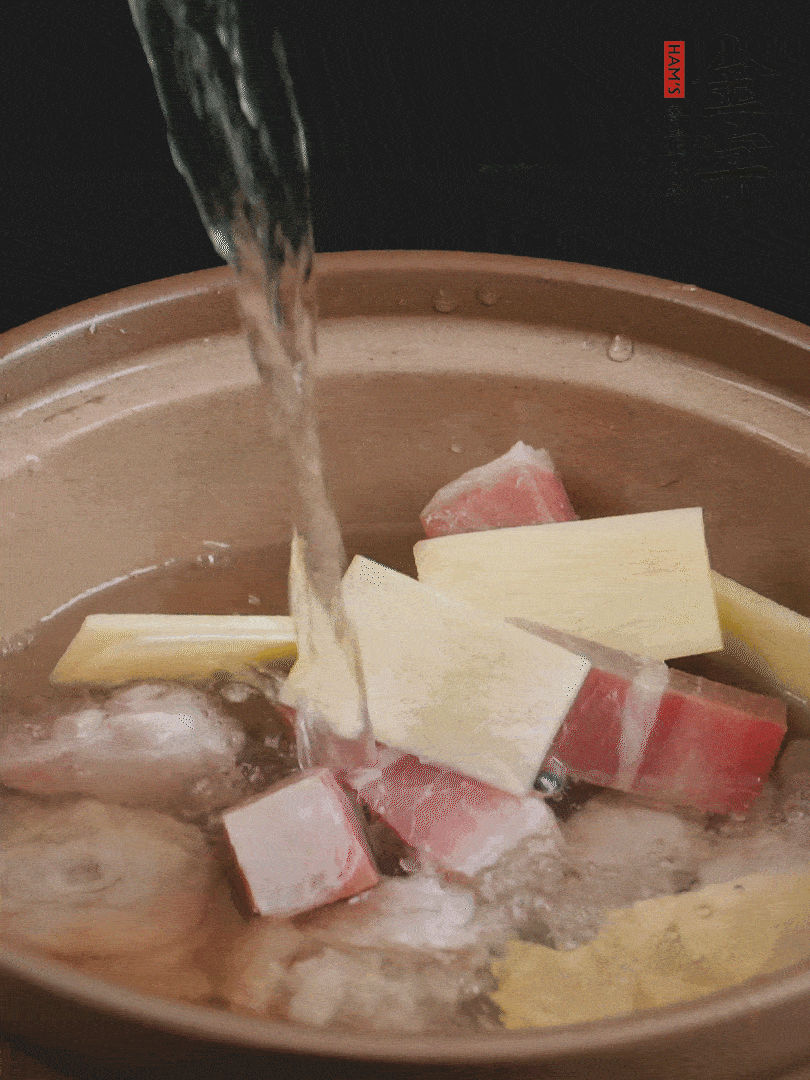 雞塊、火腿、姜片加適量料酒、清水燉80分鐘。