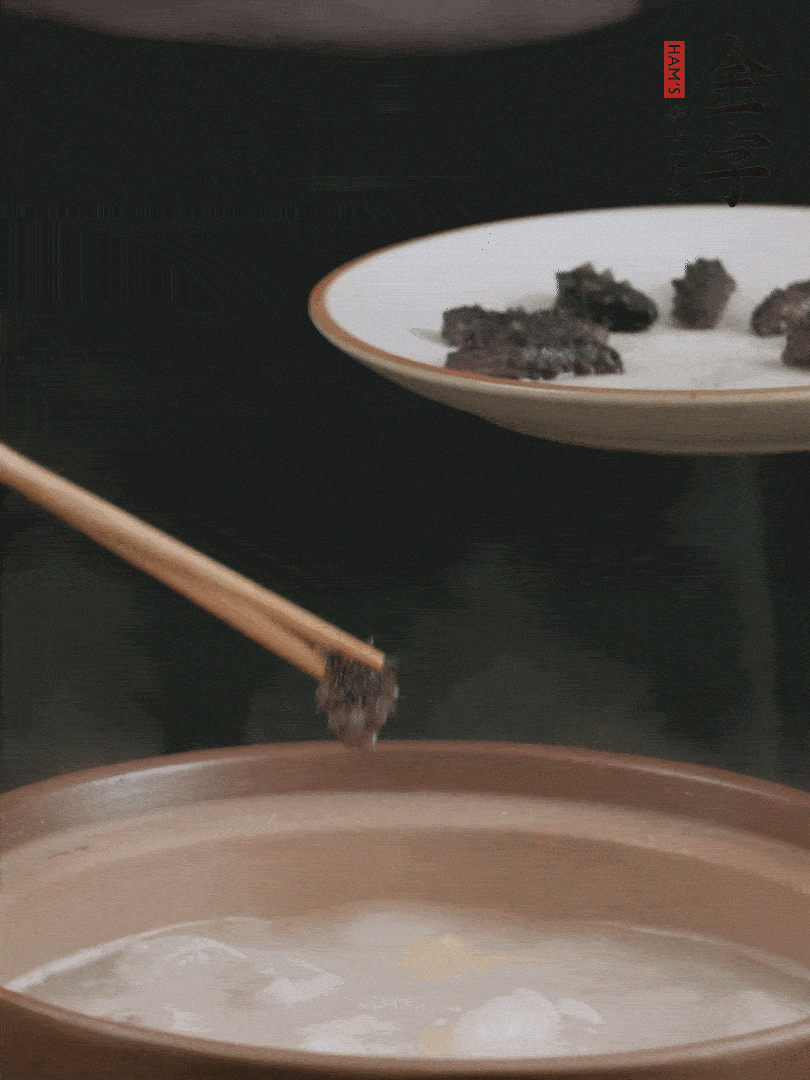 期間雞湯燉到80分鐘時，加小海參再燉10分鐘。