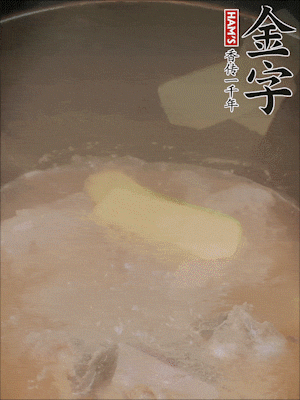 排骨洗凈，加生姜、黃酒焯水，溫水洗凈備用。