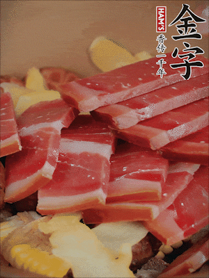 除鮑魚(yú)外的所有材料放進(jìn)鍋里，加清水、姜、黃酒，大火燒開(kāi)，轉(zhuǎn)小火煲90分鐘。
