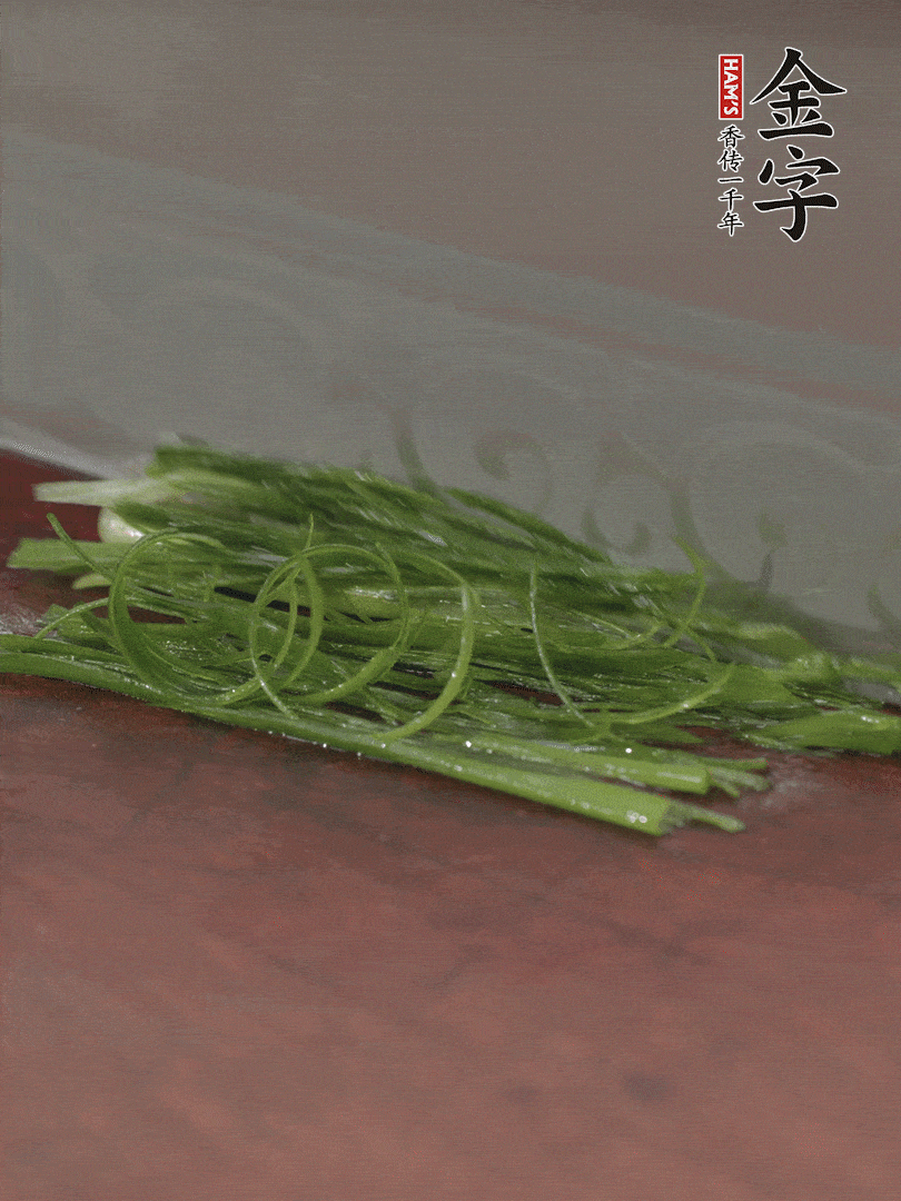 生姜切薄片，紅椒切細(xì)絲，小蔥蔥綠切細(xì)絲，泡入冰水中保持新鮮。
