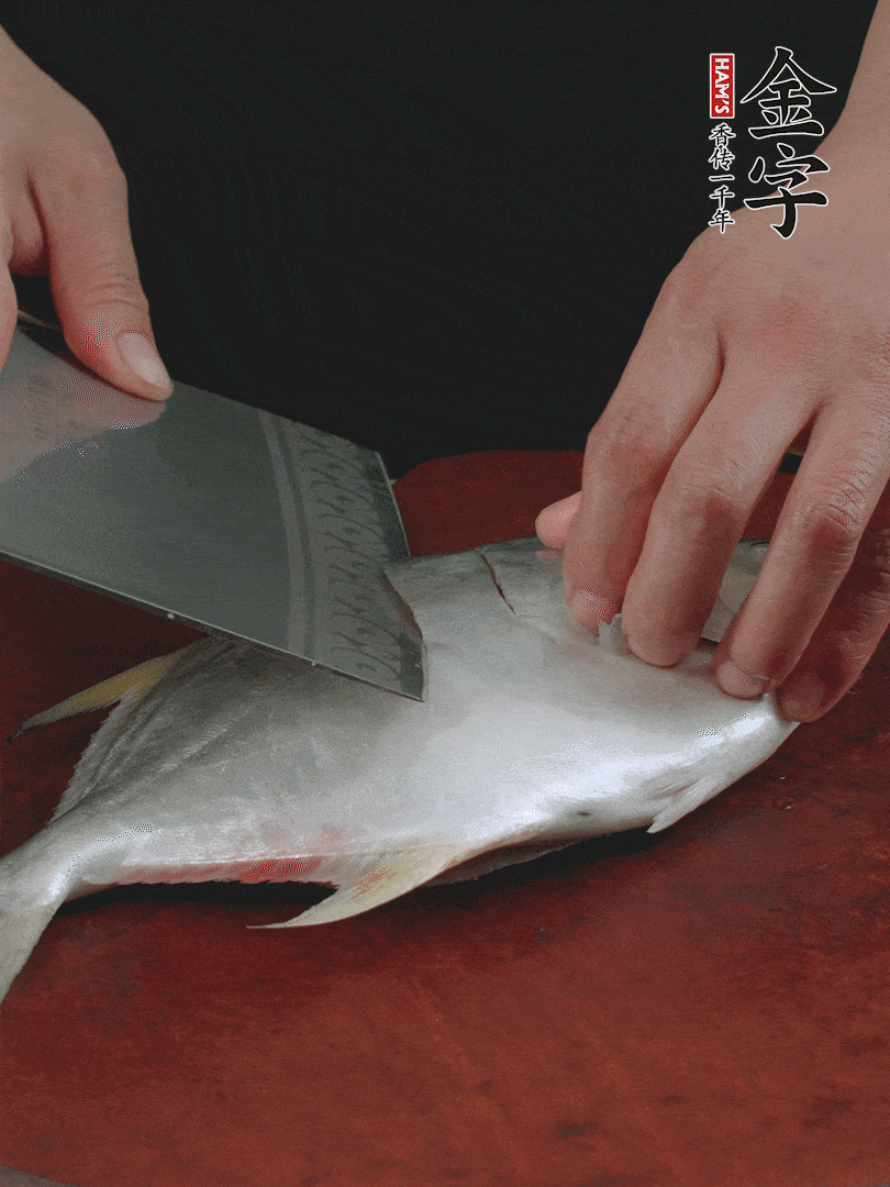 處理干凈銀鯧魚1條，表面斜刀切出花刀。