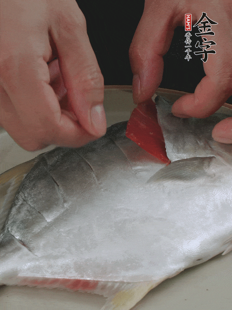 火腿片和姜片塞在刀口處，也塞一些入魚肚。