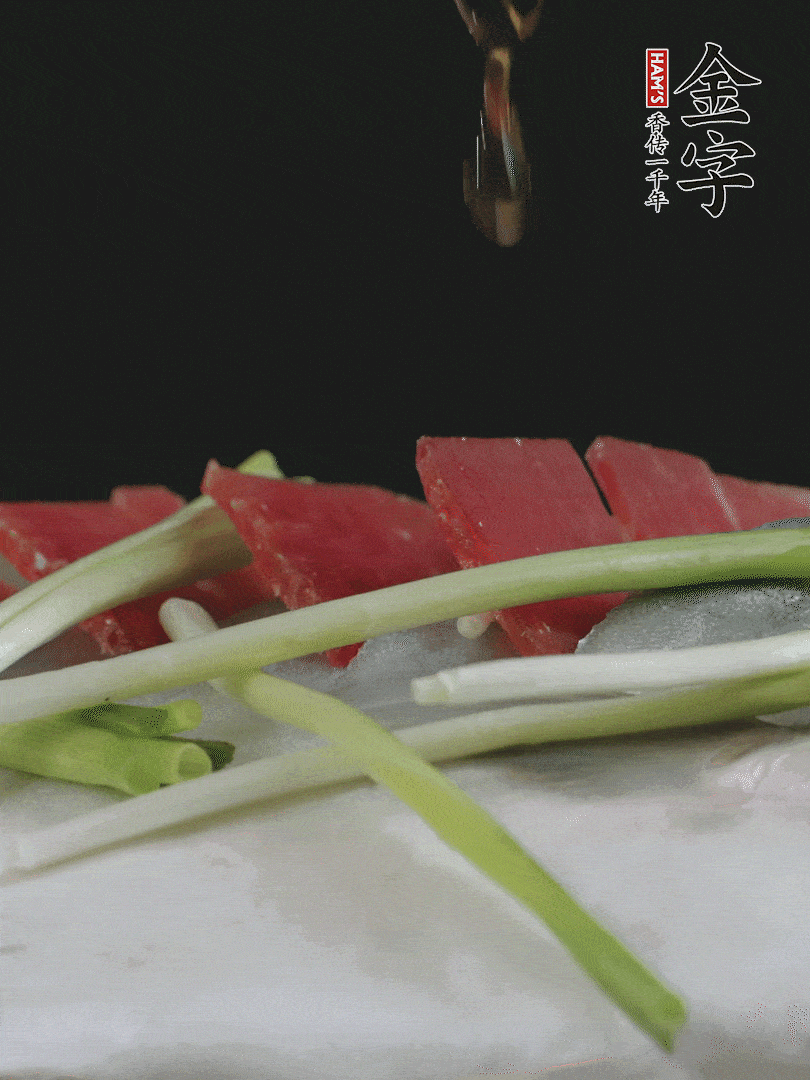 蔥白置于魚身，放適量豌豆，淋上花雕酒。